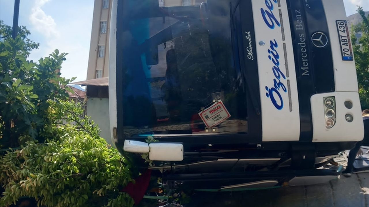 Karaman'da tur otobüsü devrildi, 3'ü ağır 26 kişi yaralandı