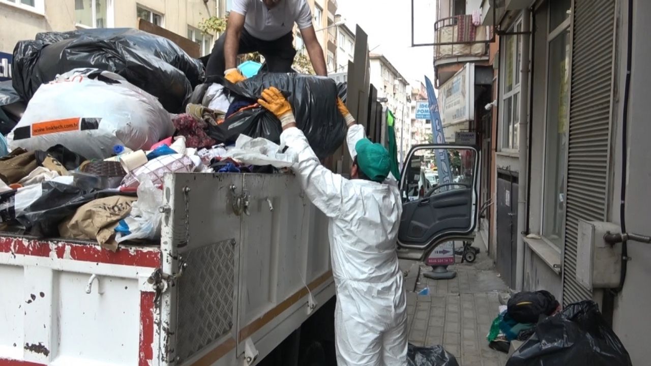 Bursa'da kötü koku yayılan evden 3 kamyon atık çıktı