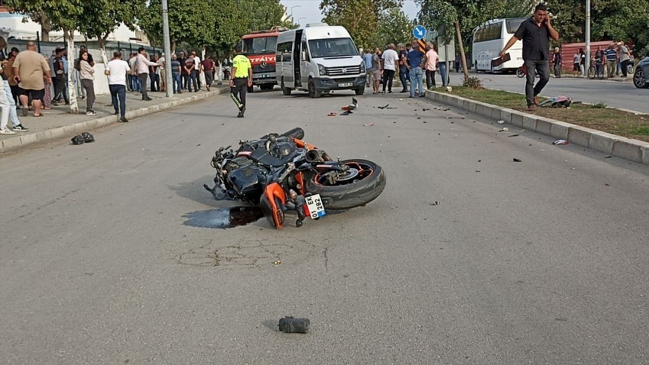 Adana'da minibüsle çarpışan motosikletteki 2 kişi öldü