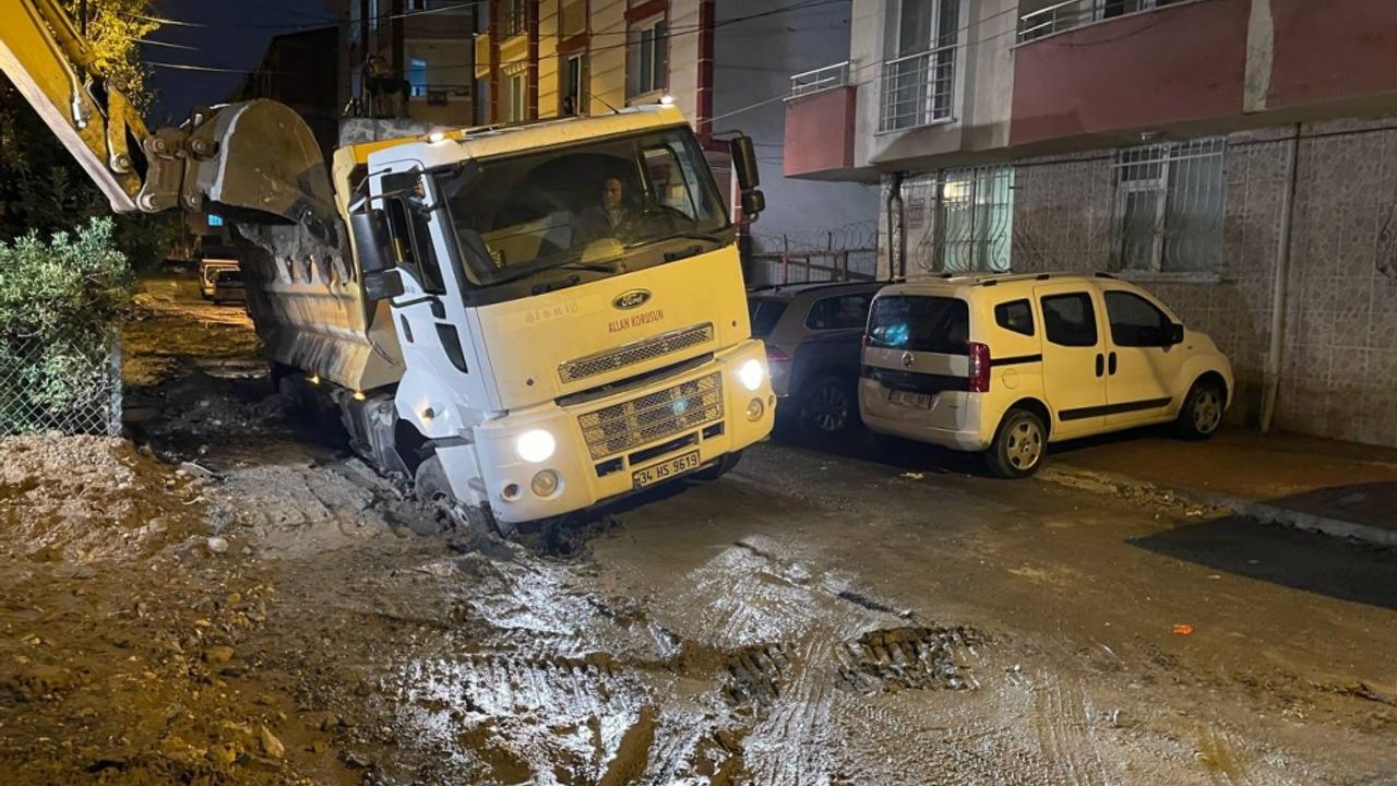 Esenyurt'ta yağmurdan zarar gören hafriyat kamyonu kurtarıldı