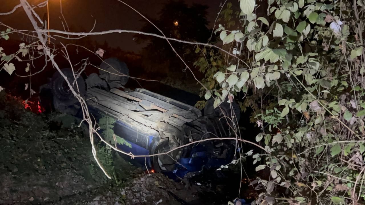 Kocaeli'de şarampole devrilen otomobildeki 2 kişi yaralandı