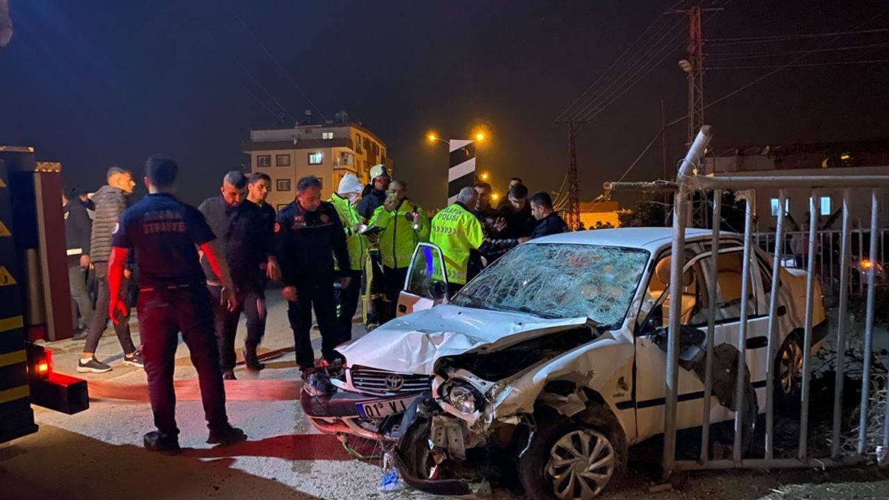 Adana'da otomobilin yayalara ve bariyere çarpması sonucu 4 kişi yaralandı