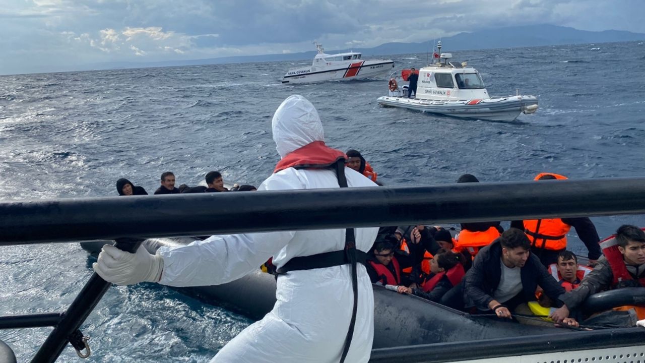 Ayvalık açıklarında geri itilen bottaki 45 düzensiz göçmen kurtarıldı