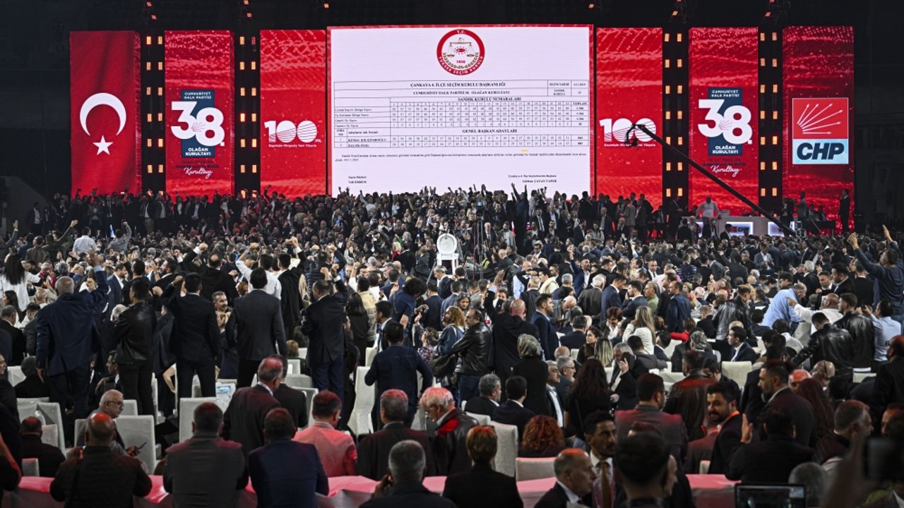 CHP'nin genel başkanlık seçimi salt çoğunluk sağlanamadığı için ikinci tura kaldı