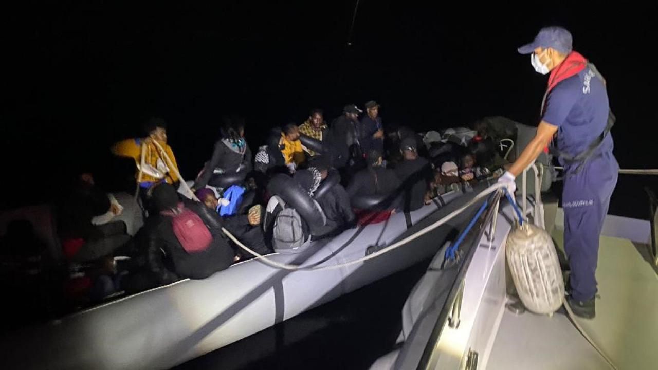 İzmir açıklarında 88 göçmen yakalandı