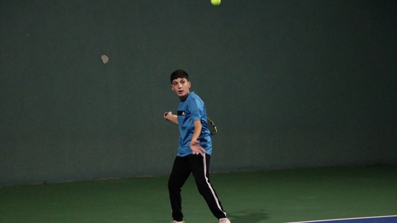 Adana'da 14 Yaş Milli Takım Belirleme Tenis Turnuvası başladı
