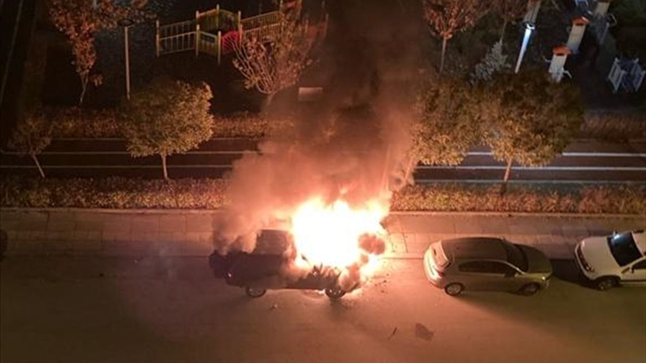 Ankara'da park halindeki araç yandı