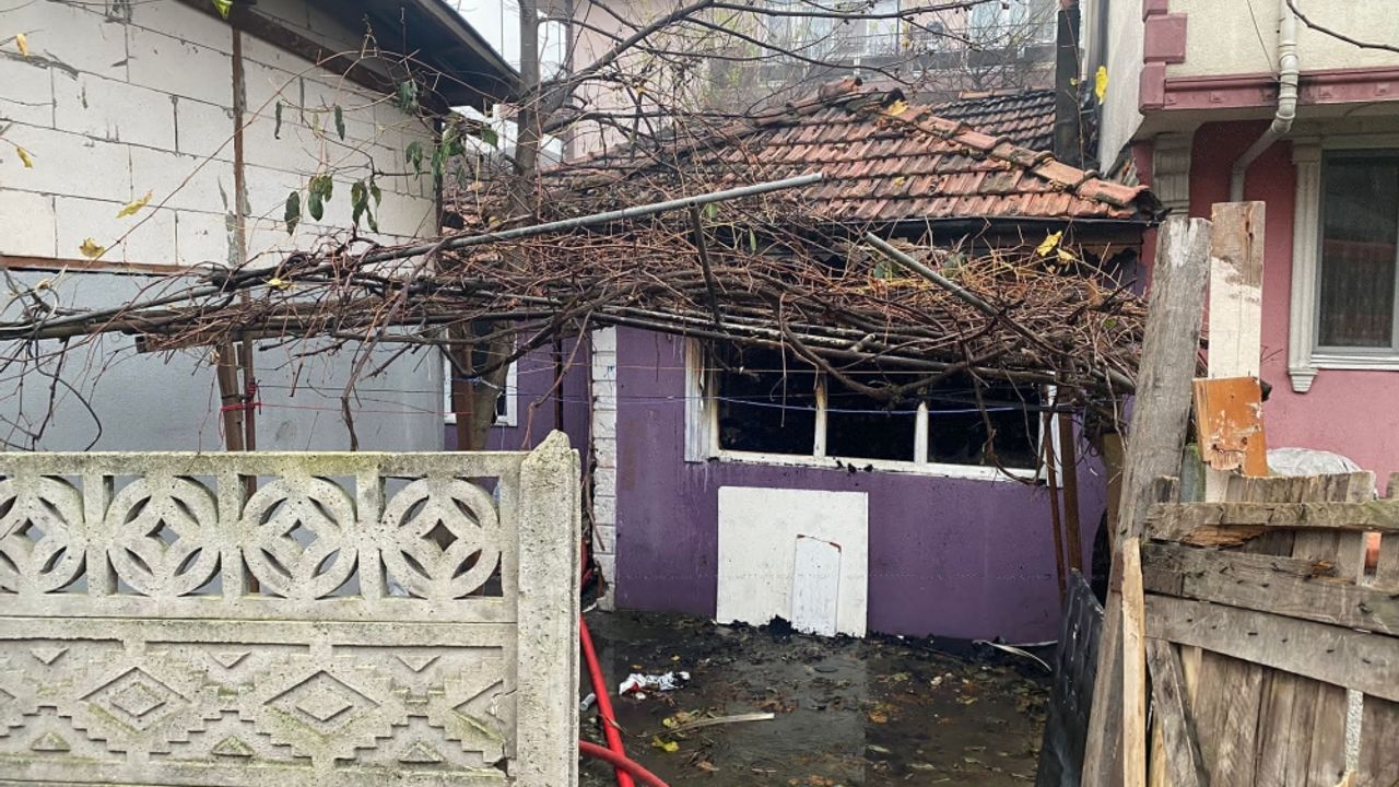 Düzce'de yangın: Tek katlı ev kullanılamaz hale geldi
