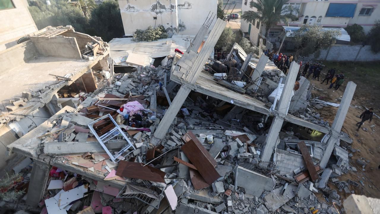 İsrail'in Gazze'ye saldırılarında öldürülen Filistinlilerin sayısı 21 bin 978'e yükseldi