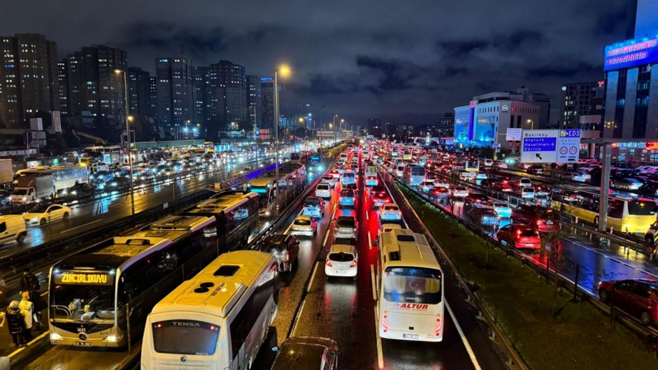 İstanbul'da trafik yoğunluğu akşam saatlerinde yüzde 89 oldu