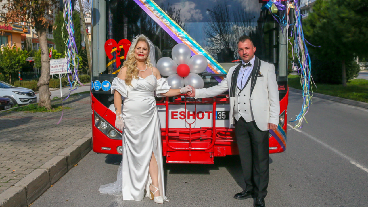 İzmir'de belediye otobüs şoförü çift, nikahlarına da belediye otobüsüyle gitti