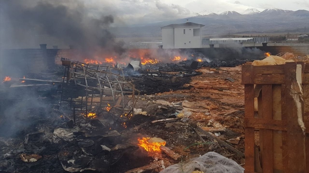 Kayseri'de demir atölyesinin bahçesinde yangın çıktı