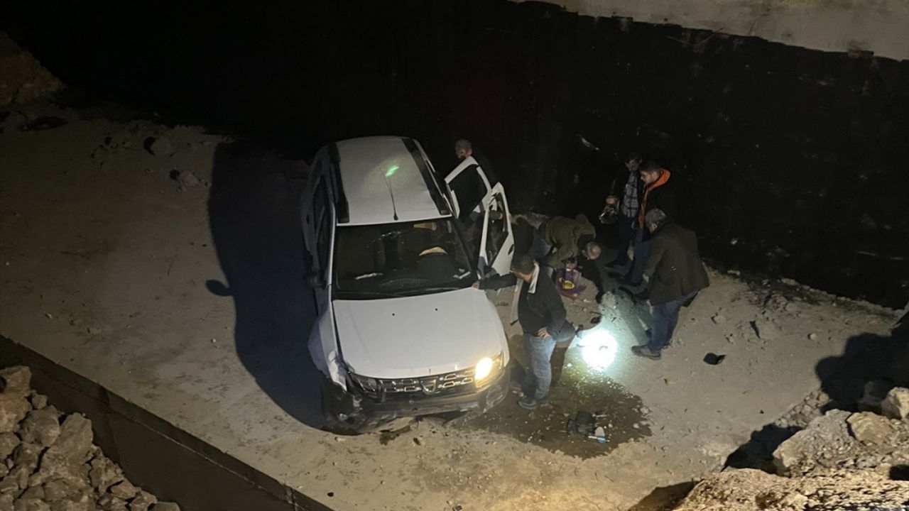 Bursa'da inşaat alanına düşen otomobilin sürücüsü yaralandı