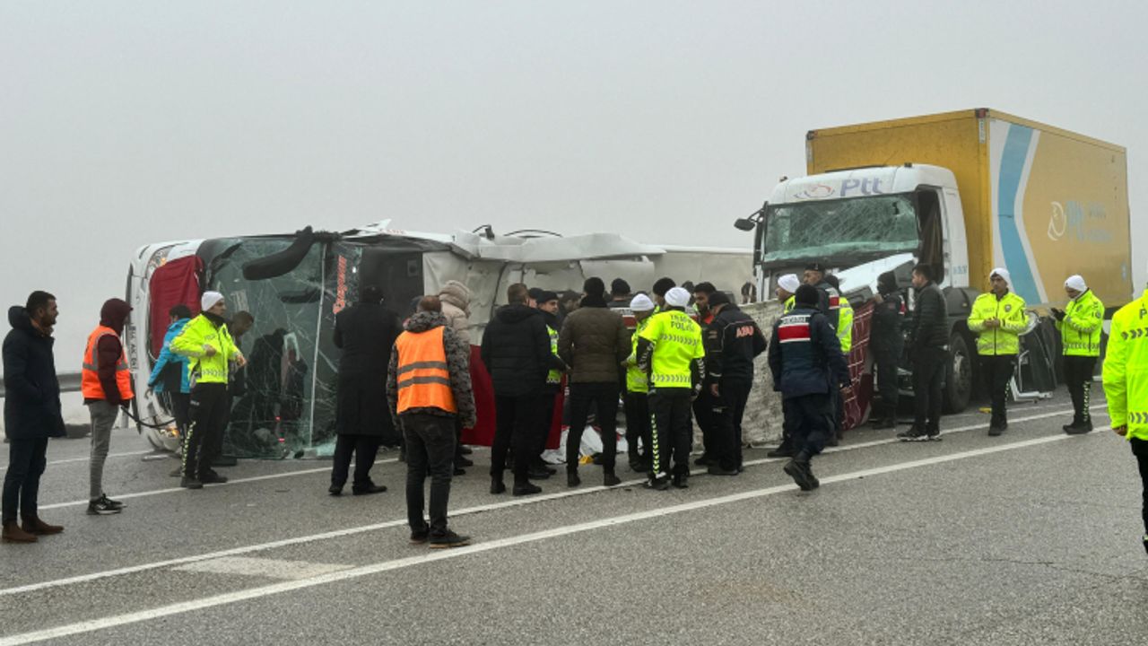 Malatya'da devrilen yolcu otobüsüne tır çarptı 4 ölü, 36 yaralı
