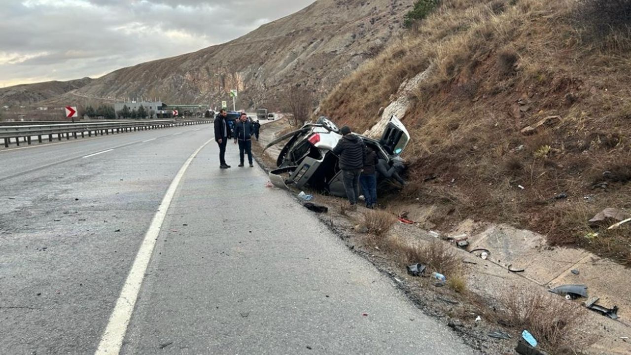 Sivas'ta otomobil devrildi, sürücüsü yaralandı
