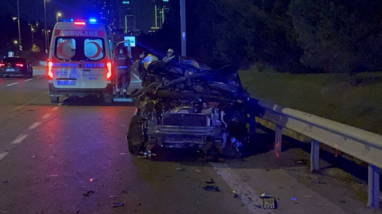 Üsküdar'da iki otomobilin çarpıştığı kazada 4 kişi yaralandı