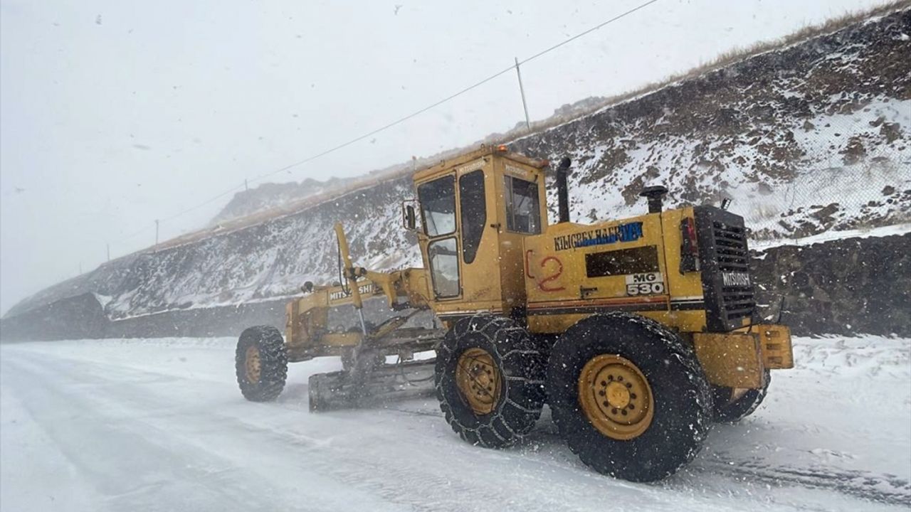 Kar nedeniyle kapatılan Kars-Ardahan kara yolu ulaşıma açıldı
