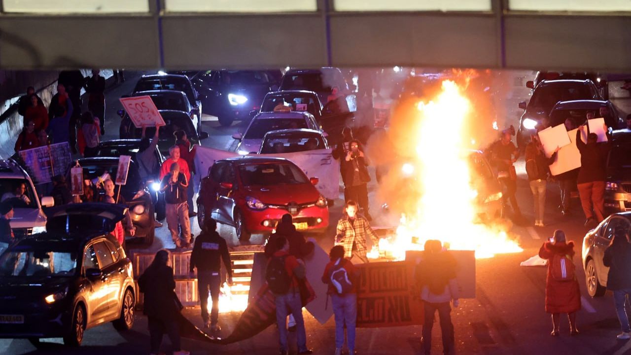 Tel Aviv'de Netanyahu karşıtlarından eylem: Otoyol ateşe verilerek kapatıldı