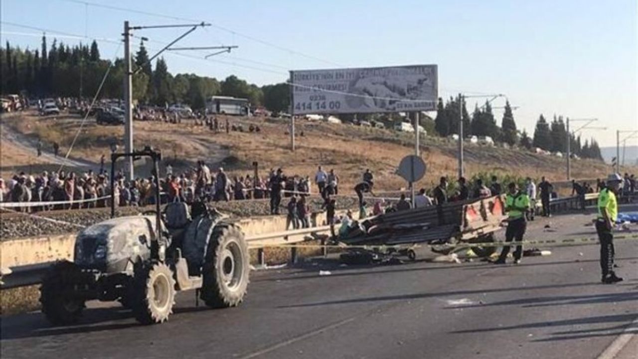 Tarım işçilerini taşıyan traktör kaza yaptı: 3 ölü, 10 yaralı