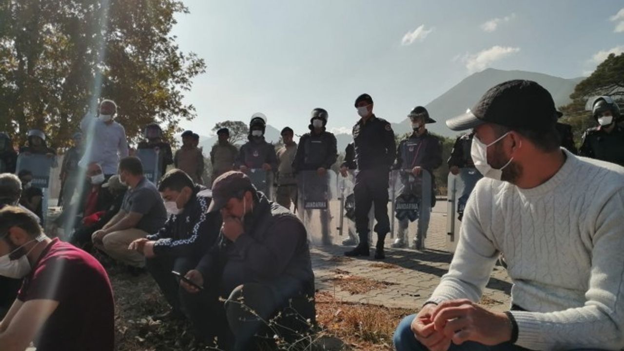 Maden işçilerine polis barikatı
