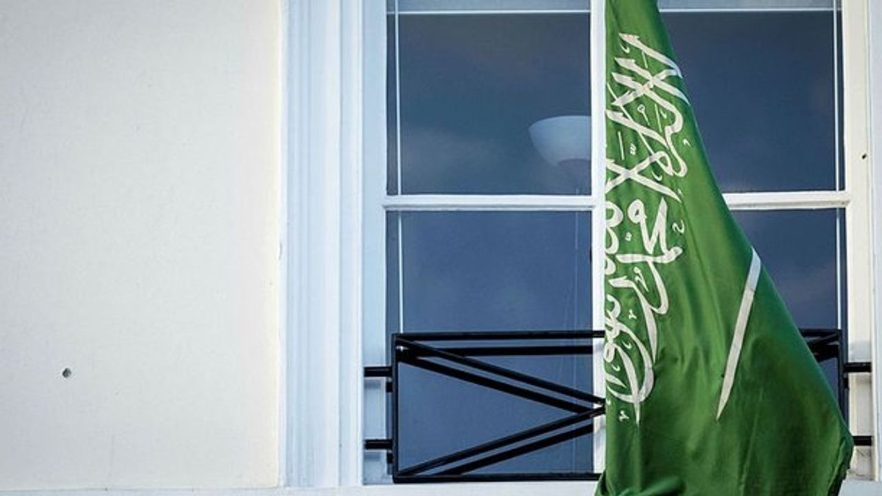 Suudi Arabistan Lahey Büyükelçiliğine saldırı girişiminde bulunuldu