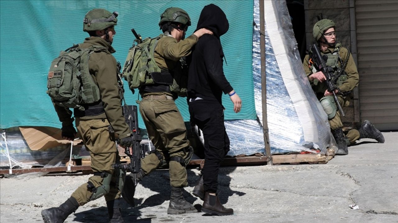 İsrail askerleri Batı Şeria ve Doğu Kudüs'te 12 Filistinliyi gözaltına aldı