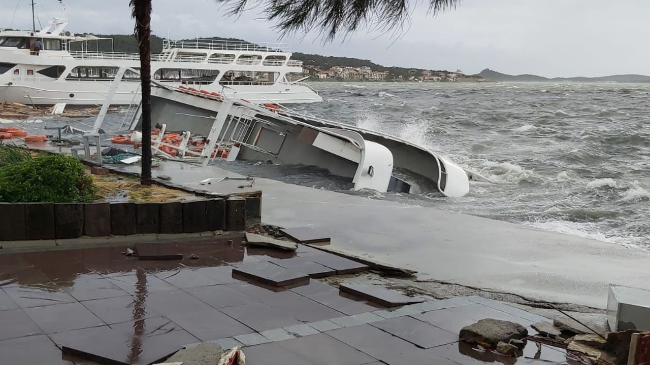 Ayvalık'ta fırtına nedeniyle 20 tekne battı