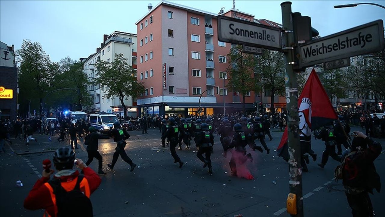 Berlin’deki 1 Mayıs gösterilerinde en az 93 polis yaralandı, 354 kişi gözaltına alındı