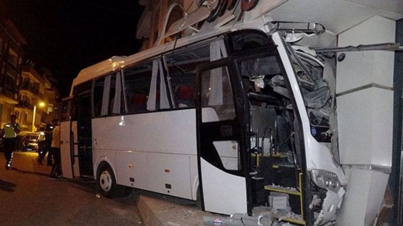 İzmir'de işçi servisi kaza yaptı: 12 kişi yaralandı