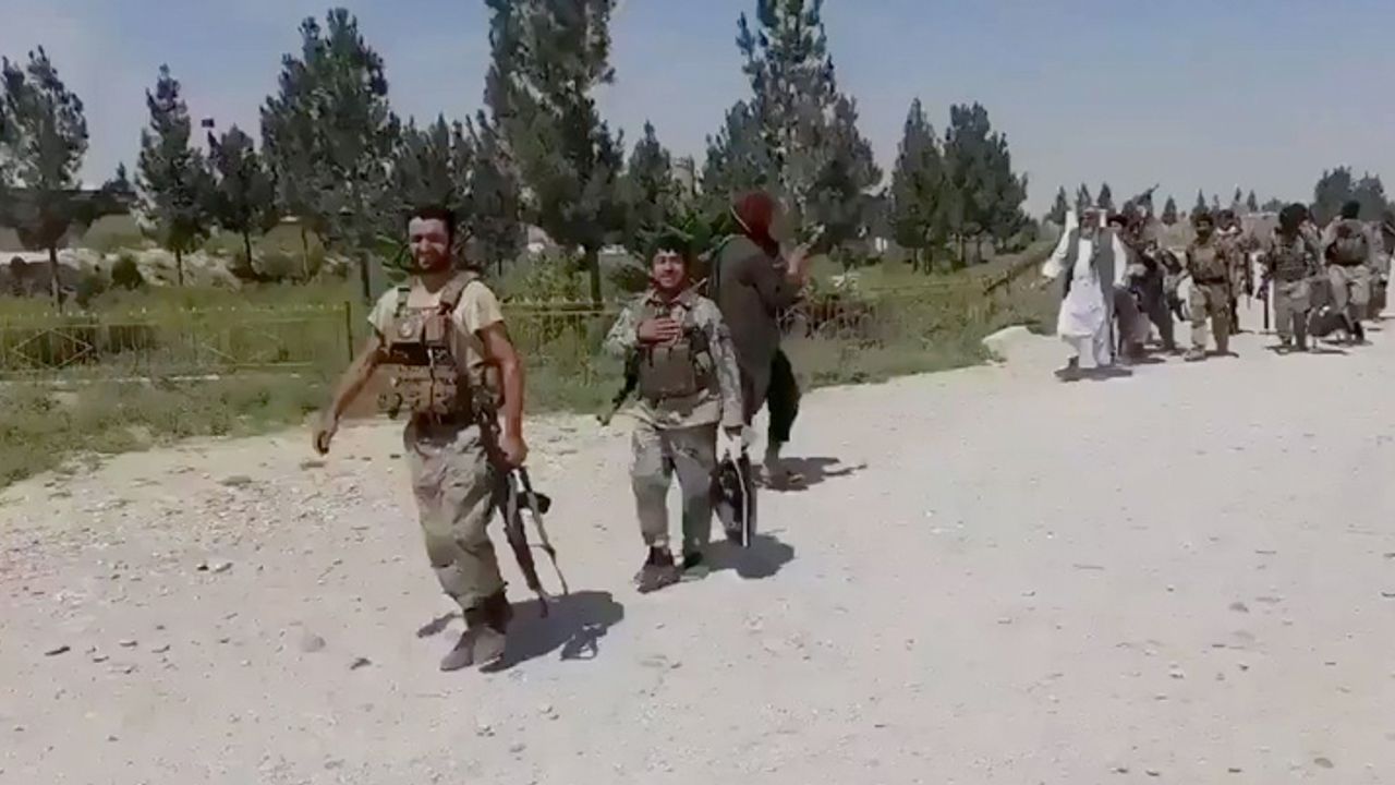 Taliban'dan kaçan 1500'den fazla Afgan asker Tacikistan'a sığındı