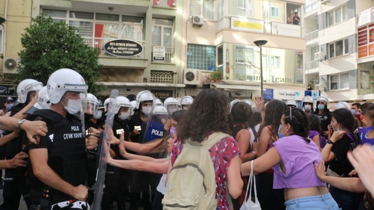 İzmir’de kadınlara polis müdahalesi