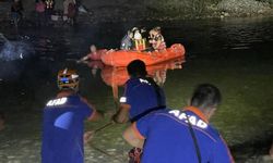 Dicle Nehri kıyında mahsur kalan 21 kişi botlarla kurtarıldı