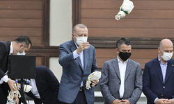 LeMan, Erdoğan'ın selin vurduğu Rize'de çay dağıtmasını kapağına taşıdı