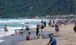 Bartın'daki İnkum Plajı'nda dalgalar nedeniyle denize girmek yasaklandı
