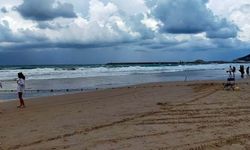 Beykoz'da yoğun dalga nedeniyle denize girmek yasaklandı