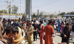 Kabil'deki havalimanı girişinde kargaşa: 4 Afgan askeri hayatını kaybetti