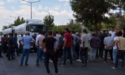 Şanlıurfa'da elektrik kesintilerini protesto eden çiftçiler yolu trafiğe kapattı