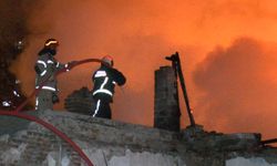 Bursa'da 2 katlı metruk bina yangın sonucu çöktü