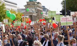 Berlin'de binlerce kişi kürtaja ve ötanaziye karşı yürüdü