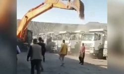 Kömür ocağında maaşı ödenmeyen işçi, kepçeyle kamyonları parçaladı