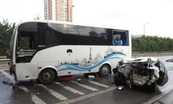 Ümraniye'de servis midibüsü, otomobile çarptı: 1'i ağır 6 kişi yaralandı