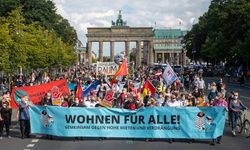 Berlin referandum sonucunu sokaklarda kutladı