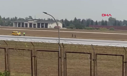 Adana Havalimanı'nda bir grup, piste inen uçağın önüne çıktı