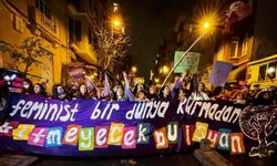 8 Mart Feminist Gece Yürüyüşü'ne katılan 2 lise öğrencisi “Cumhurbaşkanına hakaret” iddiasıyla okuldan gözaltına alındı