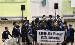 Ankara İletişim Fakültesi'nin mezuniyet töreninde tutuklanan 16 gazeteciye destek pankartı