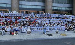 Çin'de banka protestosu: Bankanın önüne tanklar konuşlandırıldı