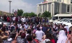 Ankara'da çelenk bırakmak isteyen doktorlara polis engel oldu