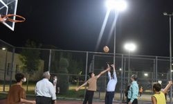 Bakan Kasapoğlu, gençlerle basketbol oynadı