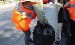 Bodrum Belediyesi, karayollarında araçlardan atılan çöpleri topluyor