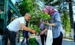 Eskişehir'de mezarlıklara ziyarete gidenlere çiçek dağıtıldı